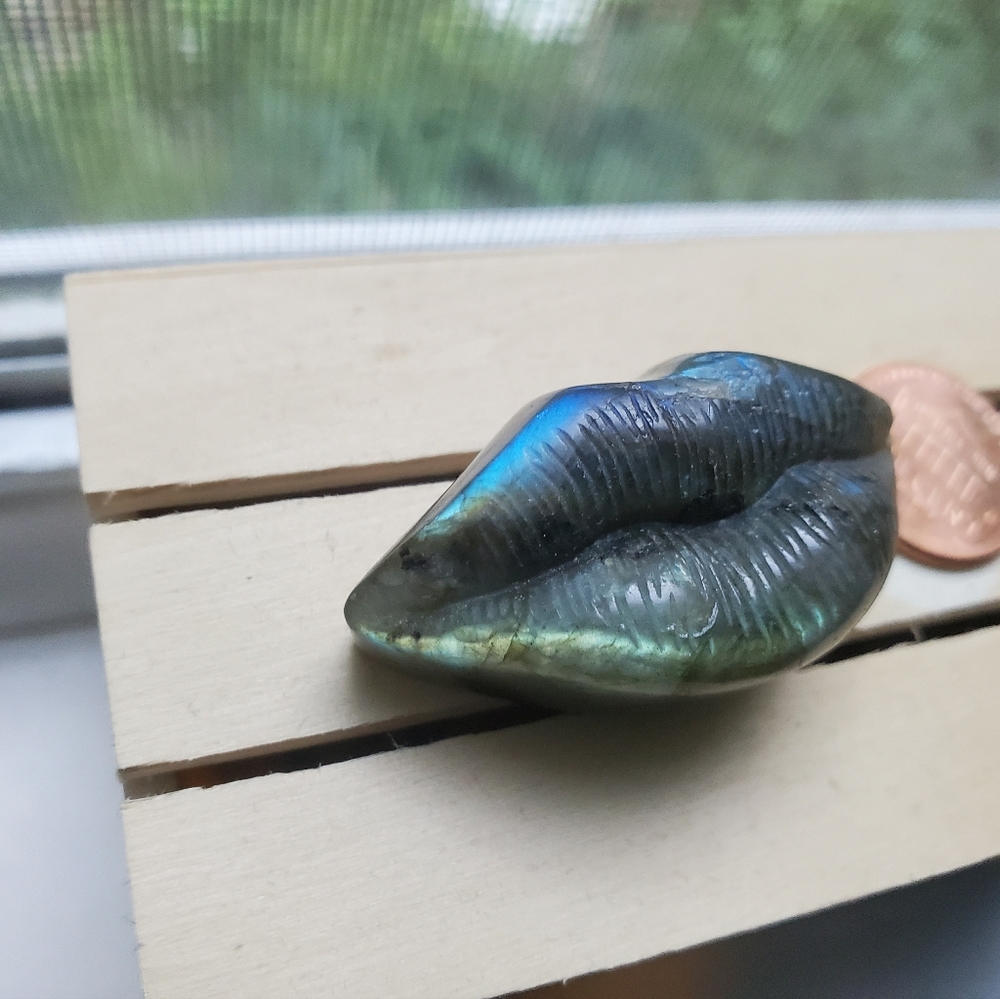 Labradorite Lips carving